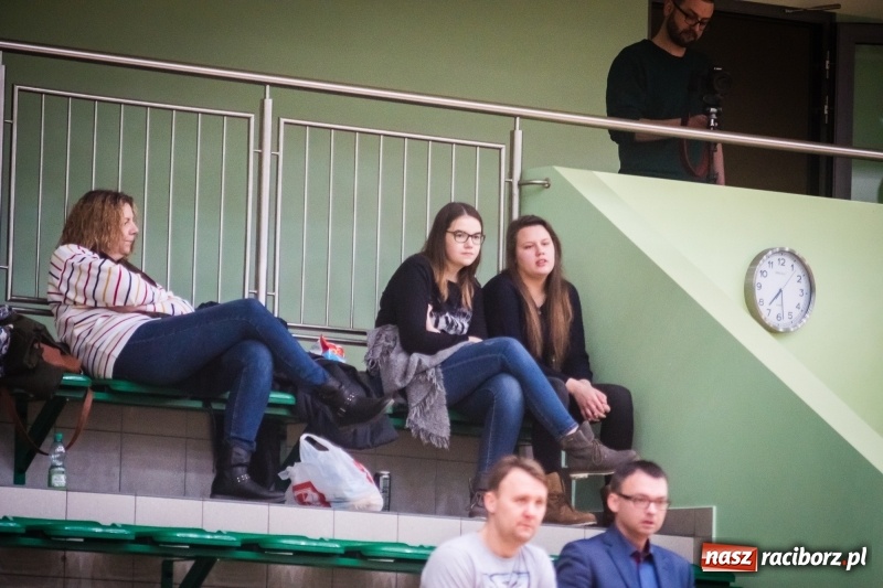 Zdjęcie w galerii na portalu naszraciborz.pl: Koszykarki RKK AZS Racibórz zdobyły Pałac Młodzieży. Tatiana Biegańska z bolesną kontuzją wiadomości z regionu