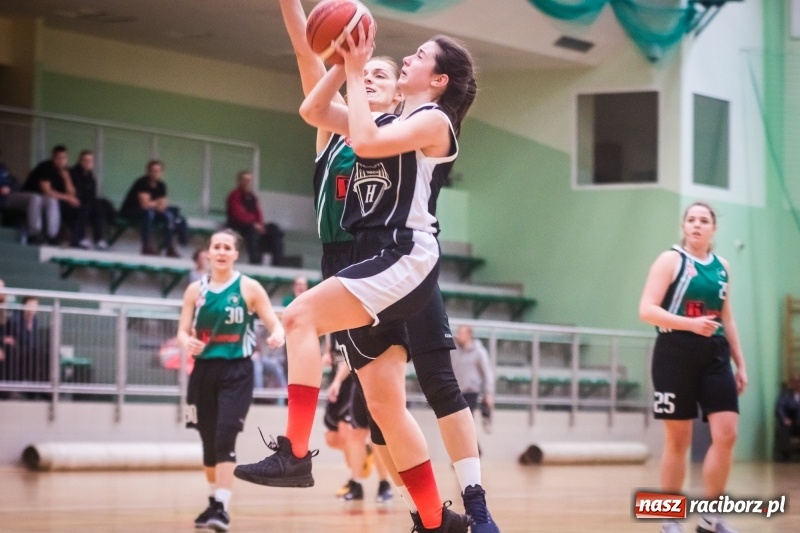 Zdjęcie w galerii na portalu naszraciborz.pl: Koszykarki RKK AZS Racibórz zdobyły Pałac Młodzieży. Tatiana Biegańska z bolesną kontuzją wiadomości z regionu