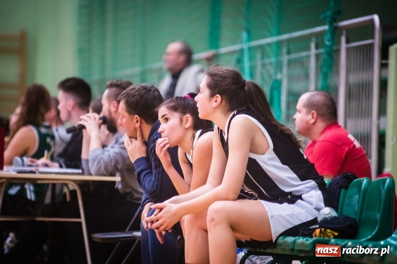 Zdjęcie w galerii na portalu naszraciborz.pl: Koszykarki RKK AZS Racibórz zdobyły Pałac Młodzieży. Tatiana Biegańska z bolesną kontuzją wiadomości z regionu