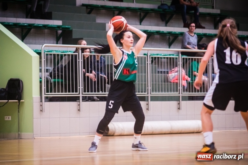 Zdjęcie w galerii na portalu naszraciborz.pl: Koszykarki RKK AZS Racibórz zdobyły Pałac Młodzieży. Tatiana Biegańska z bolesną kontuzją wiadomości z regionu