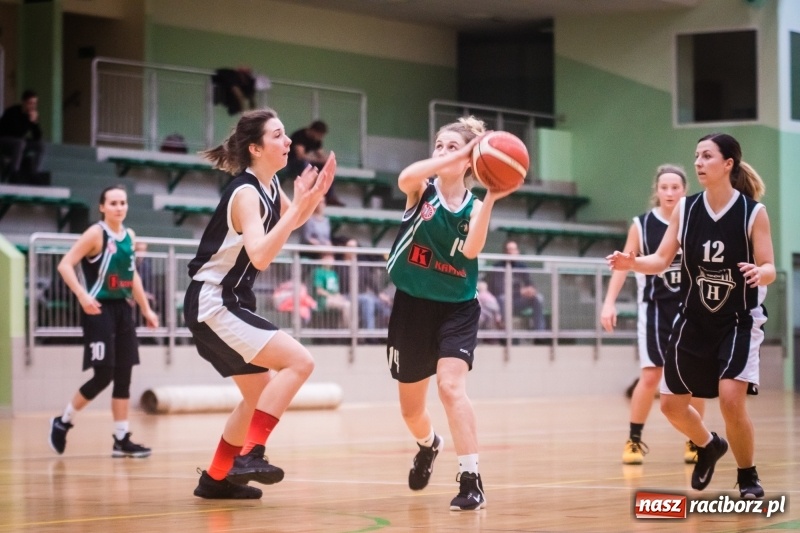 Zdjęcie w galerii na portalu naszraciborz.pl: Koszykarki RKK AZS Racibórz zdobyły Pałac Młodzieży. Tatiana Biegańska z bolesną kontuzją wiadomości z regionu