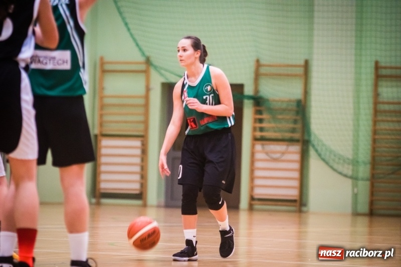 Zdjęcie w galerii na portalu naszraciborz.pl: Koszykarki RKK AZS Racibórz zdobyły Pałac Młodzieży. Tatiana Biegańska z bolesną kontuzją wiadomości z regionu
