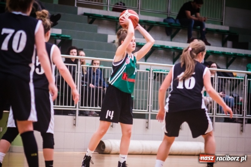Zdjęcie w galerii na portalu naszraciborz.pl: Koszykarki RKK AZS Racibórz zdobyły Pałac Młodzieży. Tatiana Biegańska z bolesną kontuzją wiadomości z regionu