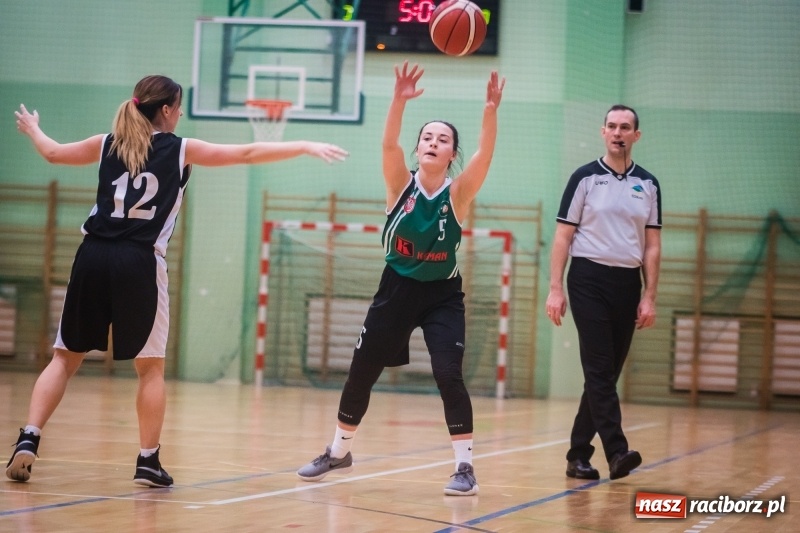 Zdjęcie w galerii na portalu naszraciborz.pl: Koszykarki RKK AZS Racibórz zdobyły Pałac Młodzieży. Tatiana Biegańska z bolesną kontuzją wiadomości z regionu