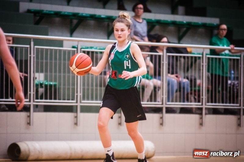Zdjęcie w galerii na portalu naszraciborz.pl: Koszykarki RKK AZS Racibórz zdobyły Pałac Młodzieży. Tatiana Biegańska z bolesną kontuzją wiadomości z regionu