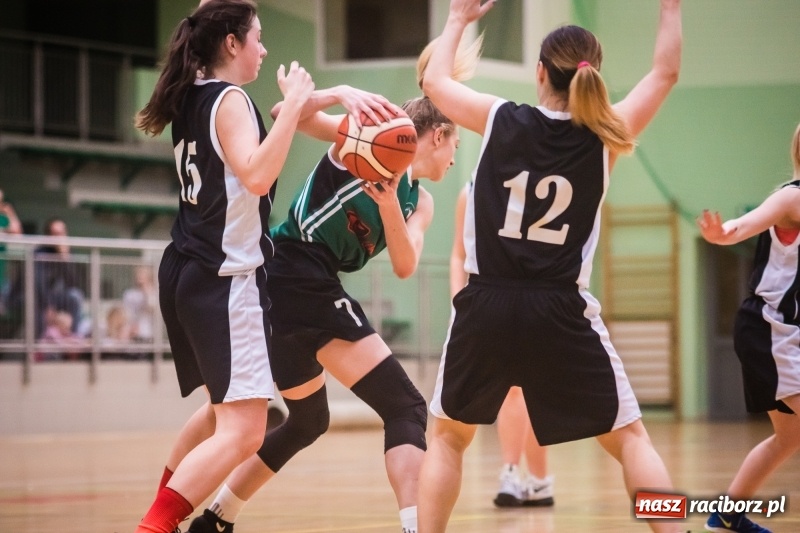 Zdjęcie w galerii na portalu naszraciborz.pl: Koszykarki RKK AZS Racibórz zdobyły Pałac Młodzieży. Tatiana Biegańska z bolesną kontuzją wiadomości z regionu