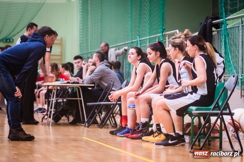 Zdjęcie w galerii na portalu naszraciborz.pl: Koszykarki RKK AZS Racibórz zdobyły Pałac Młodzieży. Tatiana Biegańska z bolesną kontuzją wiadomości z regionu