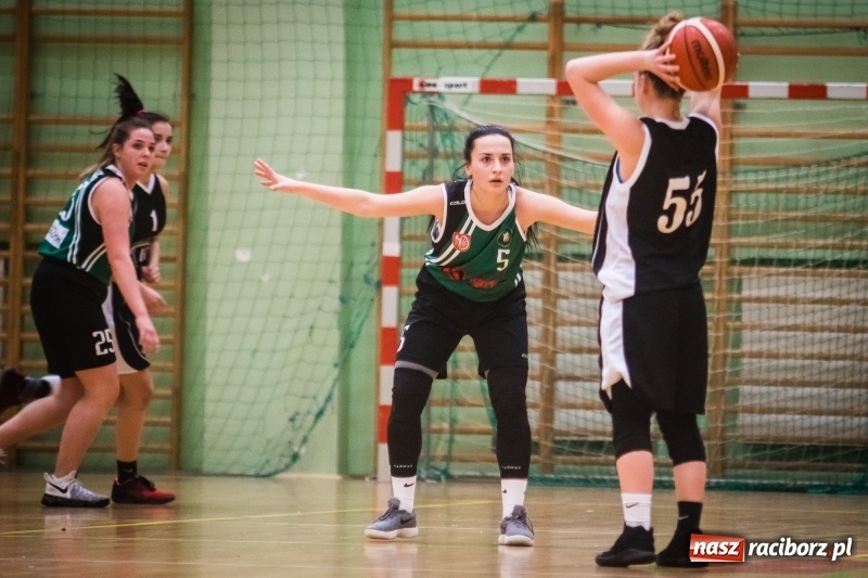 Zdjęcie w galerii na portalu naszraciborz.pl: Koszykarki RKK AZS Racibórz zdobyły Pałac Młodzieży. Tatiana Biegańska z bolesną kontuzją wiadomości z regionu