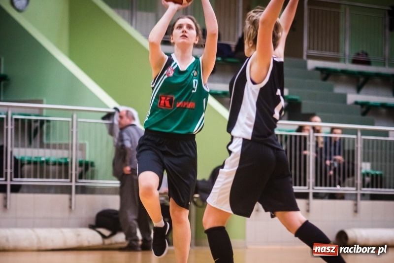 Zdjęcie w galerii na portalu naszraciborz.pl: Koszykarki RKK AZS Racibórz zdobyły Pałac Młodzieży. Tatiana Biegańska z bolesną kontuzją wiadomości z regionu