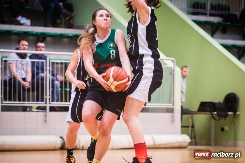 Zdjęcie w galerii na portalu naszraciborz.pl: Koszykarki RKK AZS Racibórz zdobyły Pałac Młodzieży. Tatiana Biegańska z bolesną kontuzją wiadomości z regionu