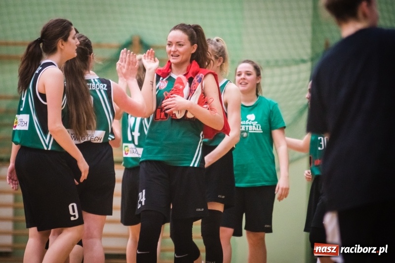 Zdjęcie w galerii na portalu naszraciborz.pl: Koszykarki RKK AZS Racibórz zdobyły Pałac Młodzieży. Tatiana Biegańska z bolesną kontuzją wiadomości z regionu