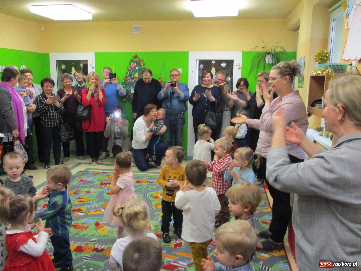 Zdjęcie w galerii na portalu naszraciborz.pl: Dzień Babci i Dziadka w raciborskim Żłobku wiadomości z regionu