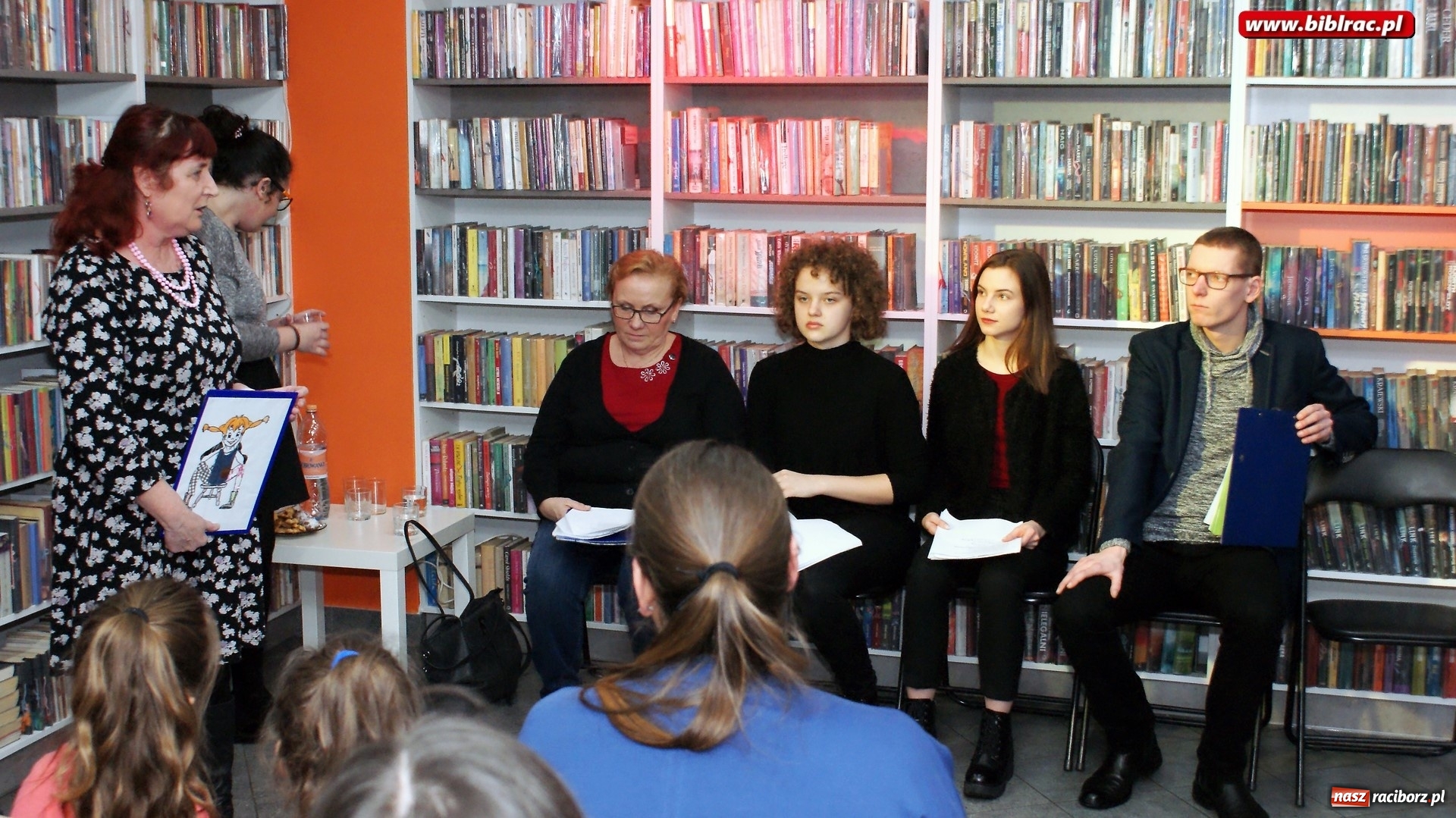 Zdjęcie w galerii na portalu naszraciborz.pl: Kolędowanie w bibliotece na Ostrogu wiadomości z regionu