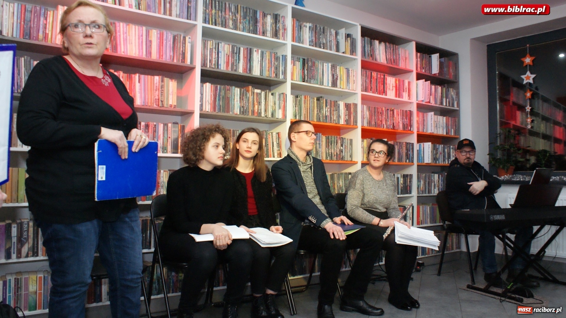 Zdjęcie w galerii na portalu naszraciborz.pl: Kolędowanie w bibliotece na Ostrogu wiadomości z regionu
