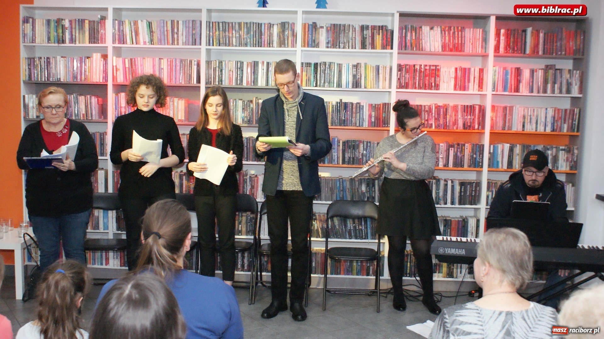 Zdjęcie w galerii na portalu naszraciborz.pl: Kolędowanie w bibliotece na Ostrogu wiadomości z regionu