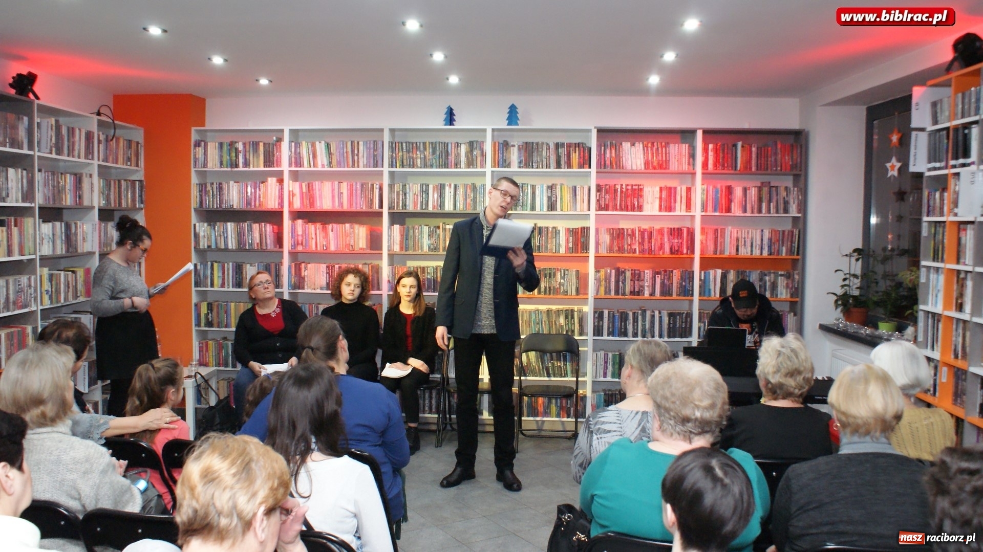 Zdjęcie w galerii na portalu naszraciborz.pl: Kolędowanie w bibliotece na Ostrogu wiadomości z regionu