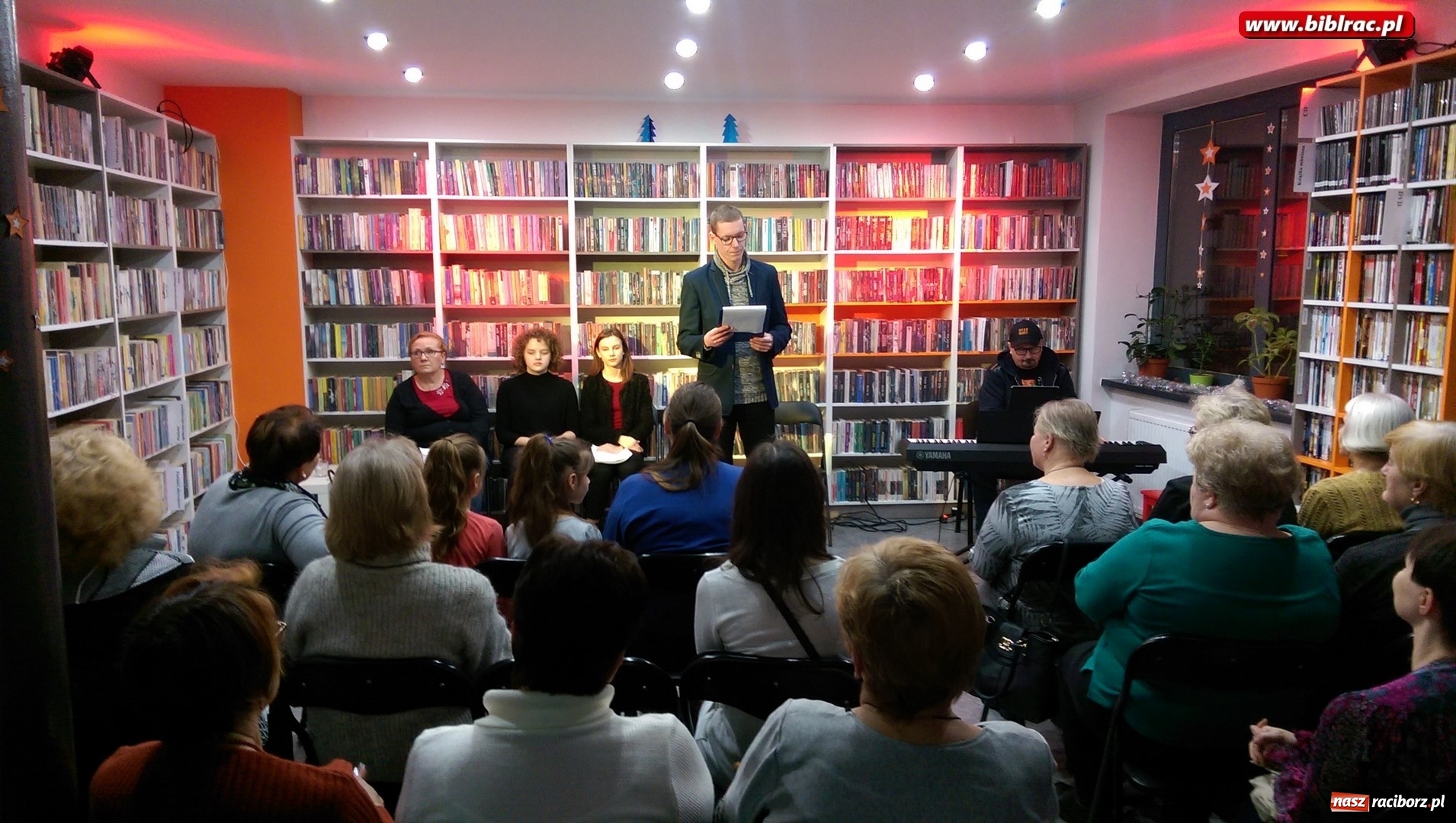Zdjęcie w galerii na portalu naszraciborz.pl: Kolędowanie w bibliotece na Ostrogu wiadomości z regionu