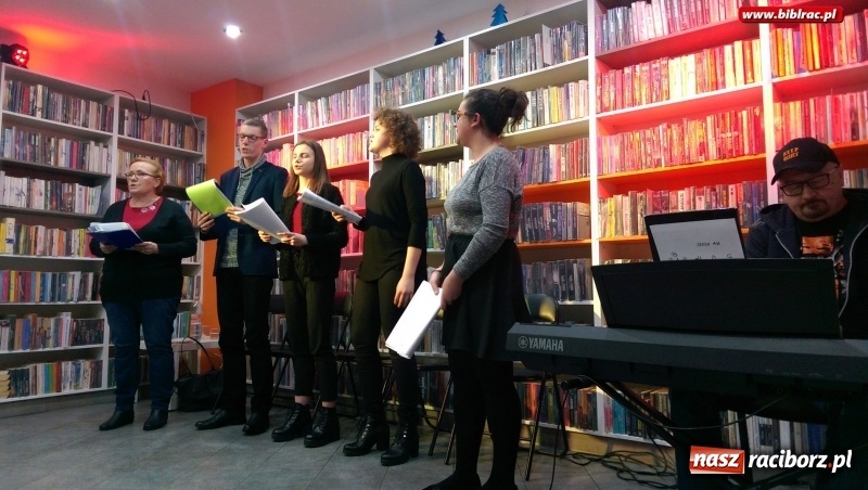 Zdjęcie w galerii na portalu naszraciborz.pl: Kolędowanie w bibliotece na Ostrogu wiadomości z regionu