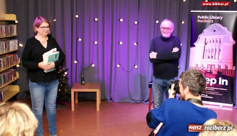 Zdjęcie w galerii na portalu naszraciborz.pl: Dziennikarz jest po to, aby przeszkadzać. Michał Ogórek w bibliotece wiadomości z regionu