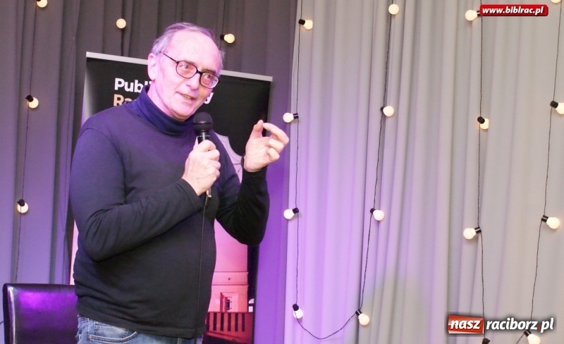 Zdjęcie w galerii na portalu naszraciborz.pl: Dziennikarz jest po to, aby przeszkadzać. Michał Ogórek w bibliotece wiadomości z regionu