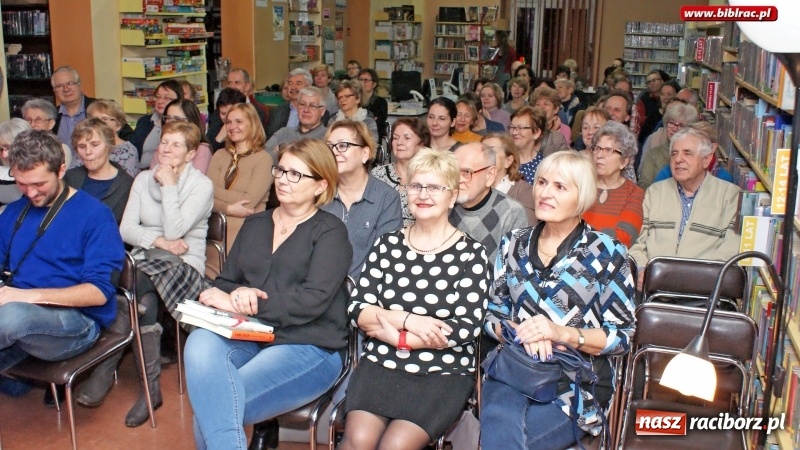 Zdjęcie w galerii na portalu naszraciborz.pl: Dziennikarz jest po to, aby przeszkadzać. Michał Ogórek w bibliotece wiadomości z regionu