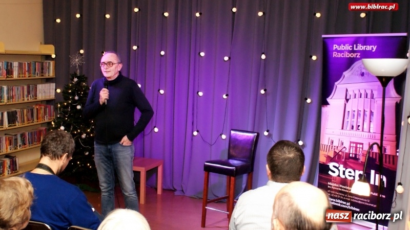Zdjęcie w galerii na portalu naszraciborz.pl: Dziennikarz jest po to, aby przeszkadzać. Michał Ogórek w bibliotece wiadomości z regionu