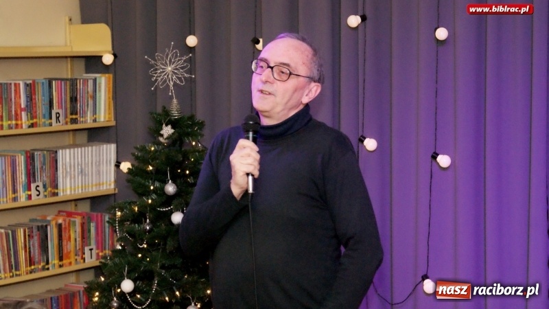 Zdjęcie w galerii na portalu naszraciborz.pl: Dziennikarz jest po to, aby przeszkadzać. Michał Ogórek w bibliotece wiadomości z regionu