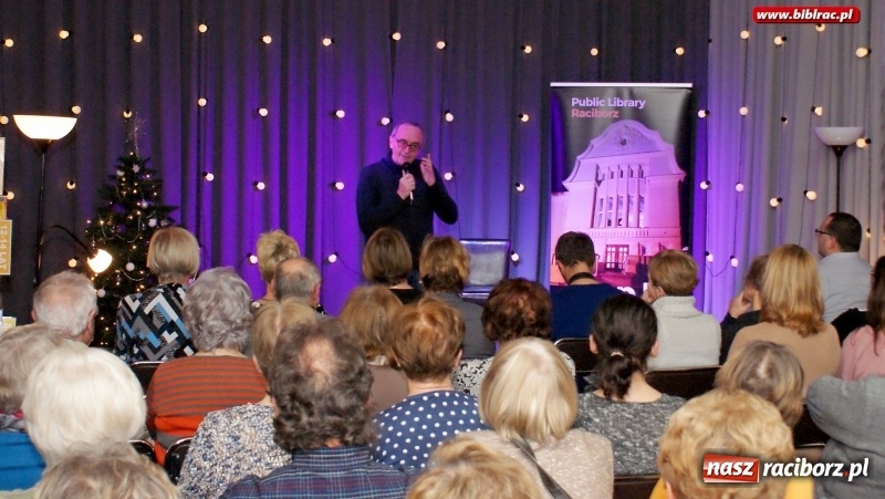 Zdjęcie w galerii na portalu naszraciborz.pl: Dziennikarz jest po to, aby przeszkadzać. Michał Ogórek w bibliotece wiadomości z regionu
