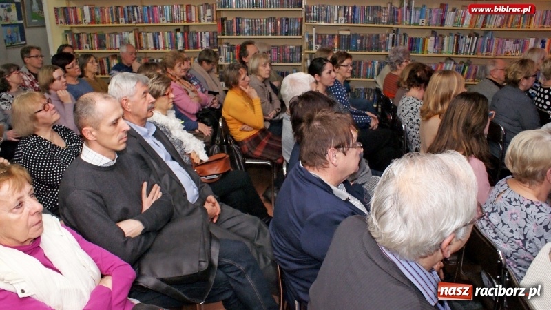 Zdjęcie w galerii na portalu naszraciborz.pl: Dziennikarz jest po to, aby przeszkadzać. Michał Ogórek w bibliotece wiadomości z regionu