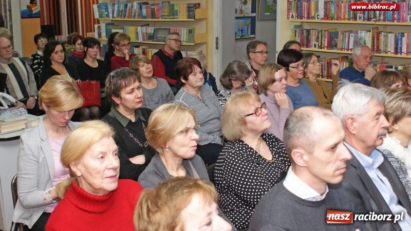 Zdjęcie w galerii na portalu naszraciborz.pl: Dziennikarz jest po to, aby przeszkadzać. Michał Ogórek w bibliotece wiadomości z regionu