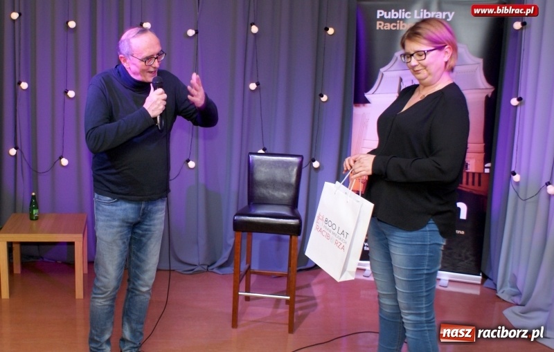 Zdjęcie w galerii na portalu naszraciborz.pl: Dziennikarz jest po to, aby przeszkadzać. Michał Ogórek w bibliotece wiadomości z regionu