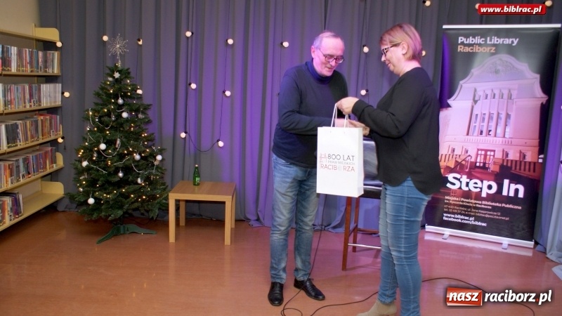 Zdjęcie w galerii na portalu naszraciborz.pl: Dziennikarz jest po to, aby przeszkadzać. Michał Ogórek w bibliotece wiadomości z regionu