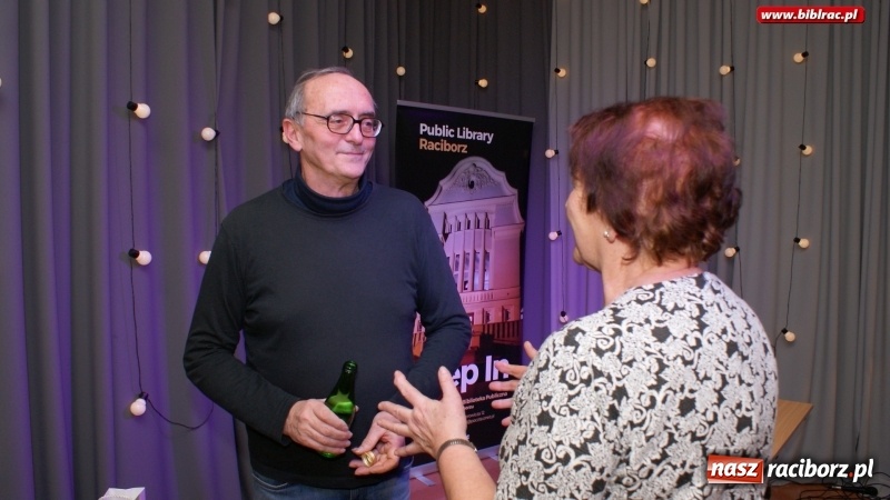 Zdjęcie w galerii na portalu naszraciborz.pl: Dziennikarz jest po to, aby przeszkadzać. Michał Ogórek w bibliotece wiadomości z regionu