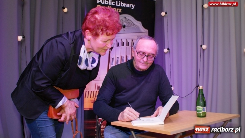 Zdjęcie w galerii na portalu naszraciborz.pl: Dziennikarz jest po to, aby przeszkadzać. Michał Ogórek w bibliotece wiadomości z regionu