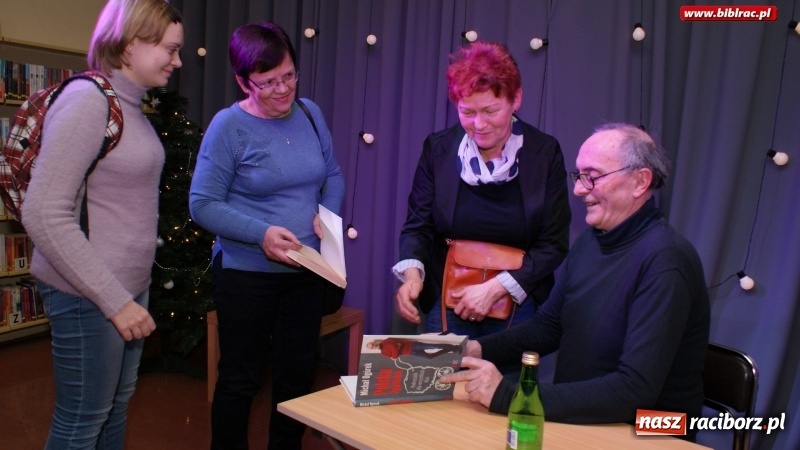 Zdjęcie w galerii na portalu naszraciborz.pl: Dziennikarz jest po to, aby przeszkadzać. Michał Ogórek w bibliotece wiadomości z regionu