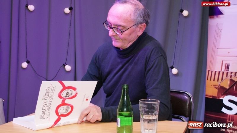 Zdjęcie w galerii na portalu naszraciborz.pl: Dziennikarz jest po to, aby przeszkadzać. Michał Ogórek w bibliotece wiadomości z regionu