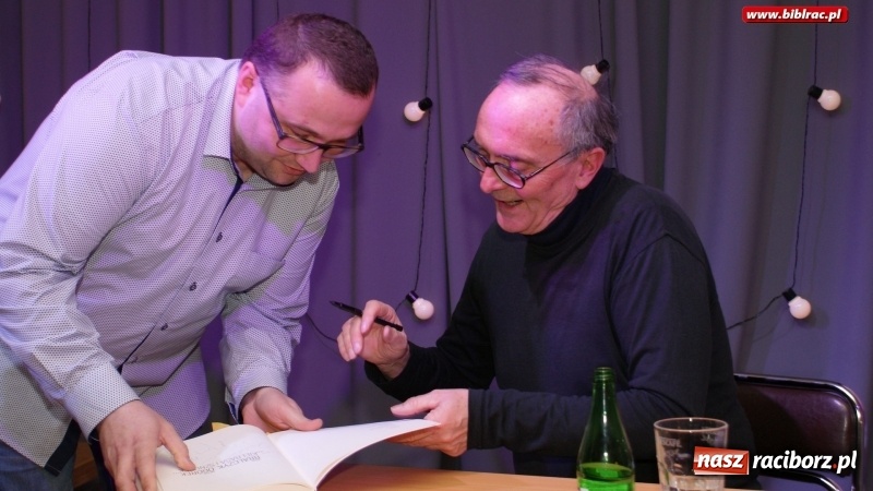 Zdjęcie w galerii na portalu naszraciborz.pl: Dziennikarz jest po to, aby przeszkadzać. Michał Ogórek w bibliotece wiadomości z regionu