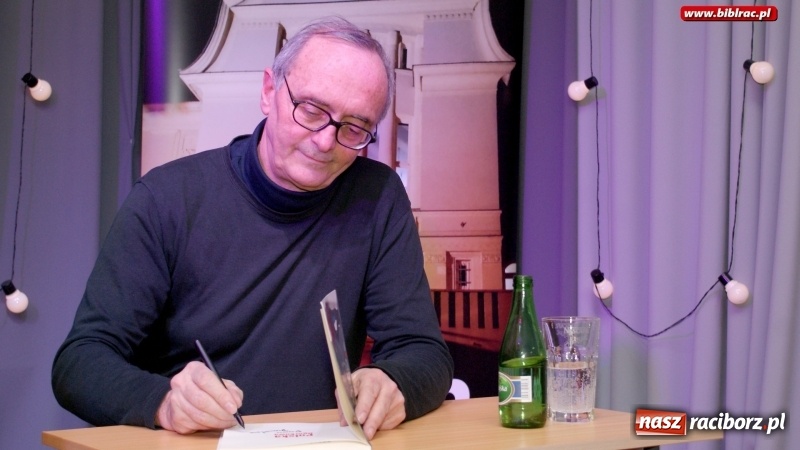 Zdjęcie w galerii na portalu naszraciborz.pl: Dziennikarz jest po to, aby przeszkadzać. Michał Ogórek w bibliotece wiadomości z regionu