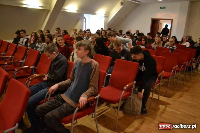 Zdjęcie w galerii na portalu naszraciborz.pl: Młodzież szkolna wzięła udział na Zamku Piastowskim w spotkaniu z Kasią Czemplik i Robertem Czerniakiem wiadomości z regionu