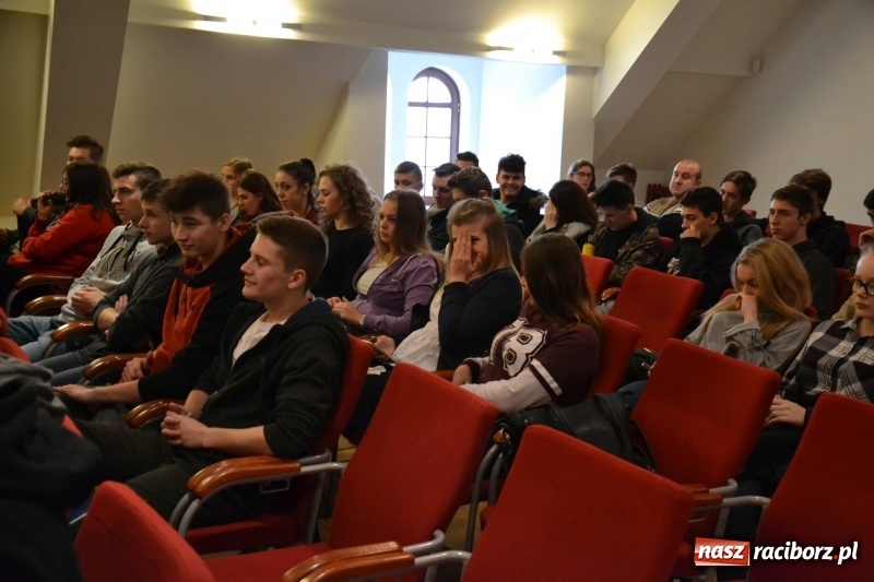 Zdjęcie w galerii na portalu naszraciborz.pl: Młodzież szkolna wzięła udział na Zamku Piastowskim w spotkaniu z Kasią Czemplik i Robertem Czerniakiem wiadomości z regionu
