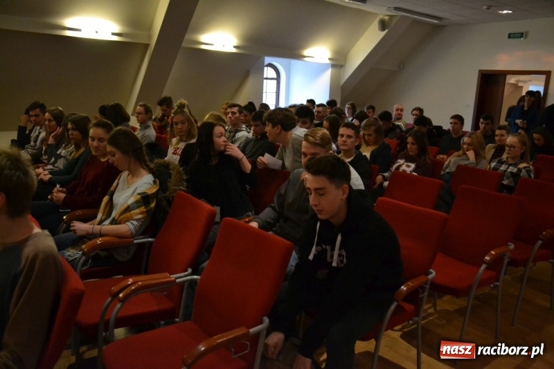 Zdjęcie w galerii na portalu naszraciborz.pl: Młodzież szkolna wzięła udział na Zamku Piastowskim w spotkaniu z Kasią Czemplik i Robertem Czerniakiem wiadomości z regionu