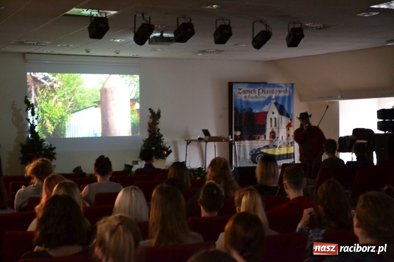 Zdjęcie w galerii na portalu naszraciborz.pl: Młodzież szkolna wzięła udział na Zamku Piastowskim w spotkaniu z Kasią Czemplik i Robertem Czerniakiem wiadomości z regionu