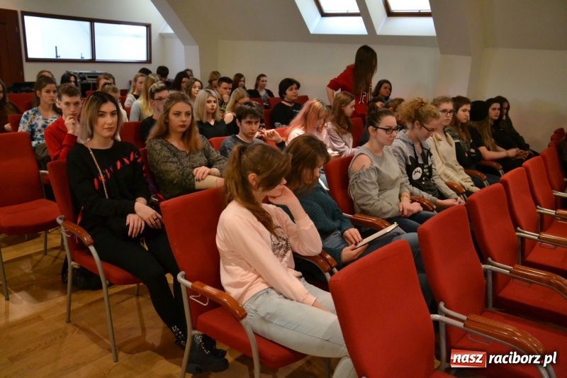 Zdjęcie w galerii na portalu naszraciborz.pl: Młodzież szkolna wzięła udział na Zamku Piastowskim w spotkaniu z Kasią Czemplik i Robertem Czerniakiem wiadomości z regionu