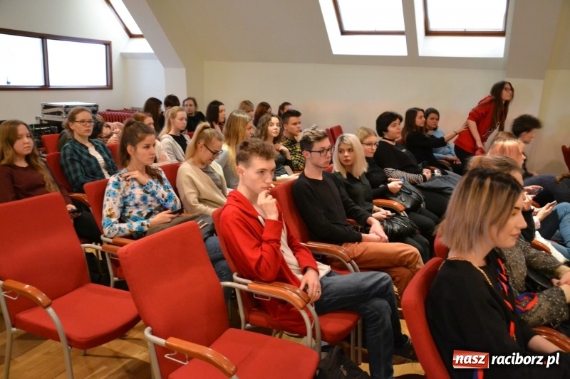 Zdjęcie w galerii na portalu naszraciborz.pl: Młodzież szkolna wzięła udział na Zamku Piastowskim w spotkaniu z Kasią Czemplik i Robertem Czerniakiem wiadomości z regionu