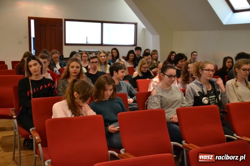 Zdjęcie w galerii na portalu naszraciborz.pl: Młodzież szkolna wzięła udział na Zamku Piastowskim w spotkaniu z Kasią Czemplik i Robertem Czerniakiem wiadomości z regionu