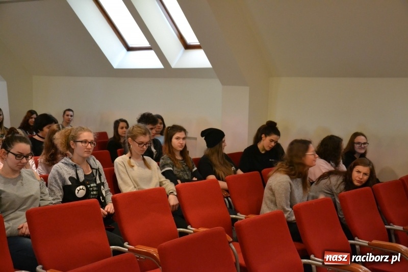 Zdjęcie w galerii na portalu naszraciborz.pl: Młodzież szkolna wzięła udział na Zamku Piastowskim w spotkaniu z Kasią Czemplik i Robertem Czerniakiem wiadomości z regionu