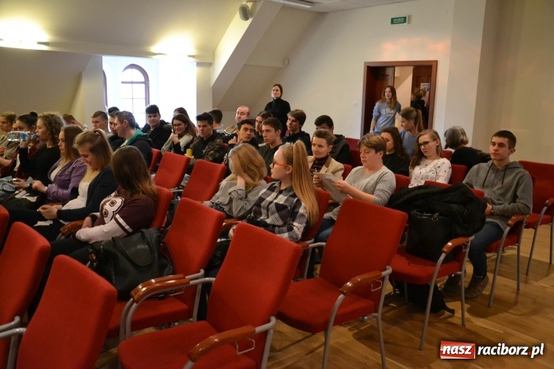 Zdjęcie w galerii na portalu naszraciborz.pl: Młodzież szkolna wzięła udział na Zamku Piastowskim w spotkaniu z Kasią Czemplik i Robertem Czerniakiem wiadomości z regionu