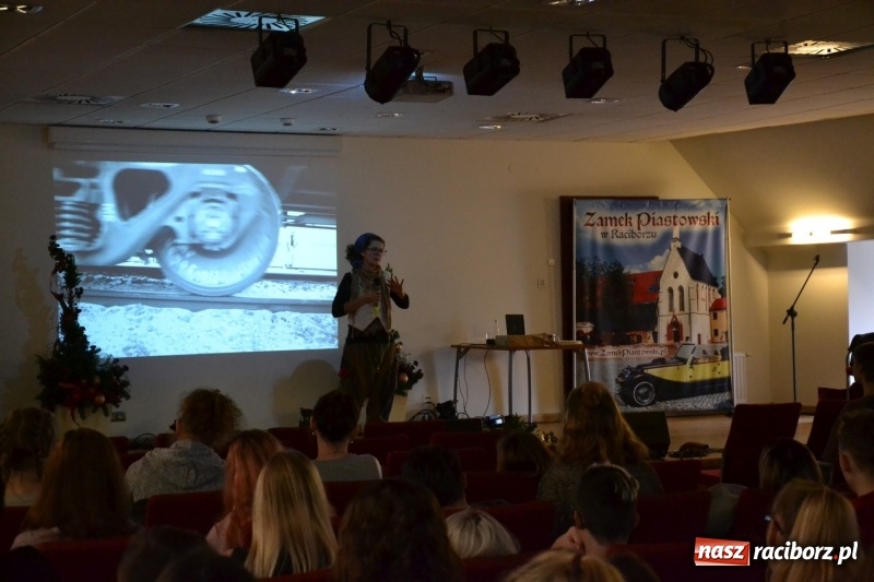 Zdjęcie w galerii na portalu naszraciborz.pl: Młodzież szkolna wzięła udział na Zamku Piastowskim w spotkaniu z Kasią Czemplik i Robertem Czerniakiem wiadomości z regionu