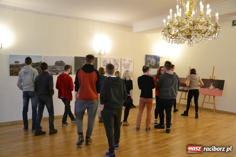 Zdjęcie w galerii na portalu naszraciborz.pl: Młodzież szkolna wzięła udział na Zamku Piastowskim w spotkaniu z Kasią Czemplik i Robertem Czerniakiem wiadomości z regionu