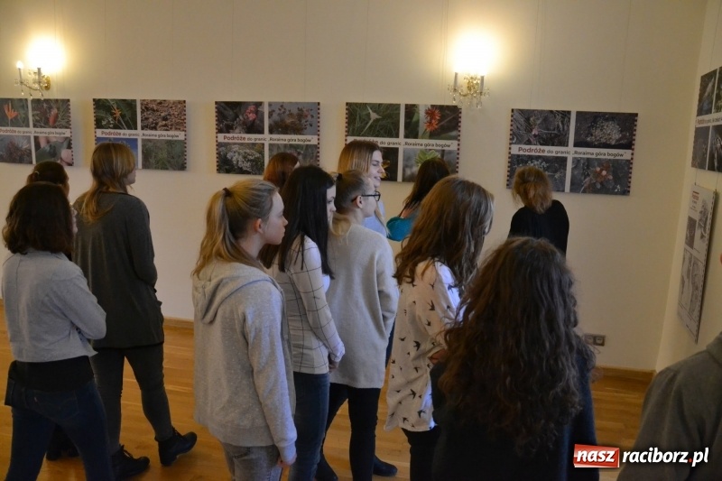 Zdjęcie w galerii na portalu naszraciborz.pl: Młodzież szkolna wzięła udział na Zamku Piastowskim w spotkaniu z Kasią Czemplik i Robertem Czerniakiem wiadomości z regionu